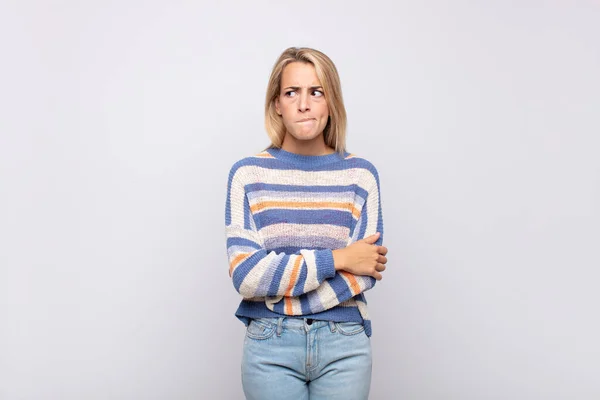 Mujer Dudando Pensando Mordiendo Labio Sintiéndose Insegura Nerviosa Buscando Copiar —  Fotos de Stock