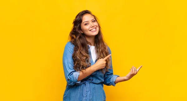 Vrouw Lachend Vrolijk Wijzend Naar Opzij Omhoog Met Beide Handen — Stockfoto