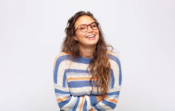 Mujer Que Parece Una Triunfadora Feliz Orgullosa Satisfecha Sonriendo Con — Foto de Stock