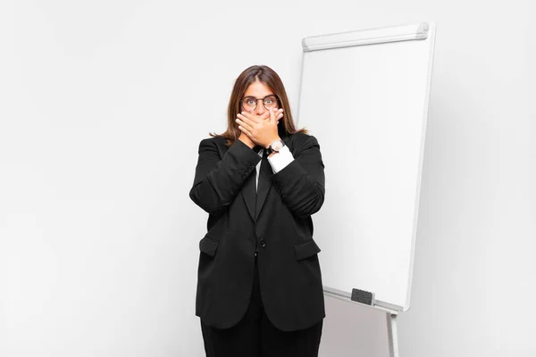 Frau Bedeckt Mund Mit Händen Mit Einem Schockierten Überraschten Gesichtsausdruck — Stockfoto