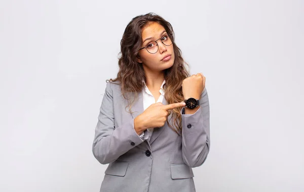 Frau Guckt Ungeduldig Und Wütend Zeigt Auf Uhr Bittet Pünktlichkeit — Stockfoto