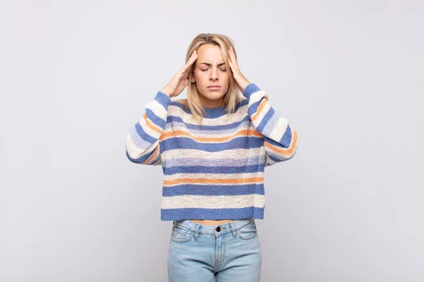 Woman Looking Concentrated Thoughtful Inspired Brainstorming Imagining Hands Forehead — Stock Photo, Image