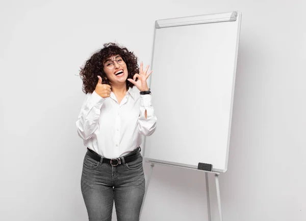 Mulher Sentindo Feliz Surpreso Satisfeito Surpreso Mostrando Polegares Para Cima — Fotografia de Stock