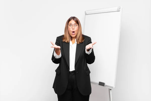 Woman Open Mouthed Amazed Shocked Astonished Unbelievable Surprise — Stock Photo, Image