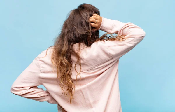 Mujer Sintiéndose Despistada Confundida Pensando Una Solución Con Mano Cadera — Foto de Stock