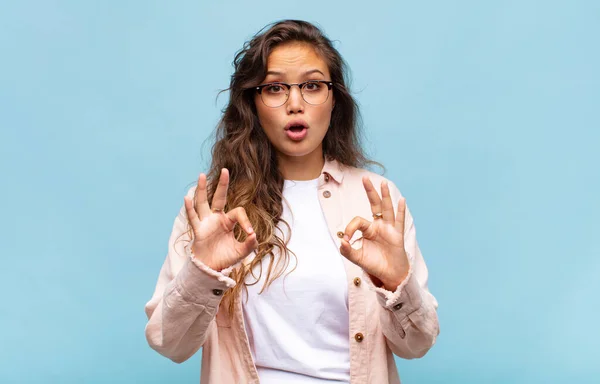 Vrouw Voelt Zich Geschokt Verbaasd Verrast Het Tonen Van Goedkeuring — Stockfoto