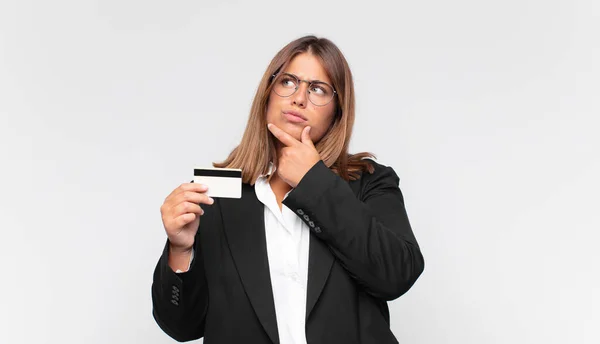 Ung Kvinna Med Ett Kreditkort Tänker Känner Sig Tveksam Och — Stockfoto