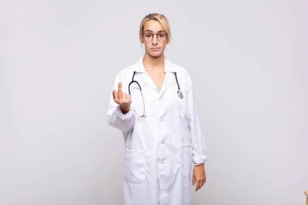 Joven Médico Sintiéndose Enojado Molesto Rebelde Agresivo Volteando Dedo Medio —  Fotos de Stock