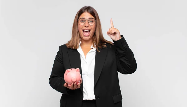 Mujer Joven Con Una Alcancía Sintiéndose Como Genio Feliz Emocionado — Foto de Stock