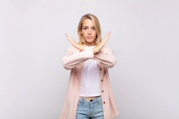 Mujer Mirando Molesto Enfermo Actitud Diciendo Basta Manos Cruzadas Frente — Foto de Stock