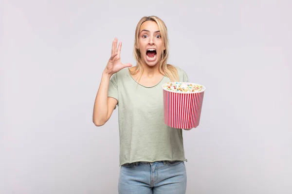 Young Woman Pop Corns Bucket Screaming Hands Air Feeling Furious — Stock Photo, Image