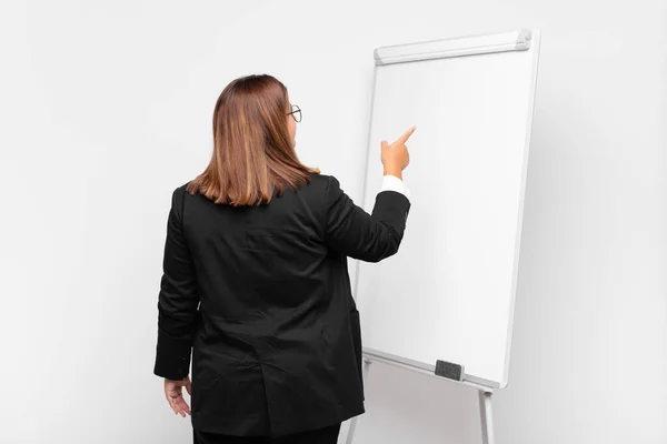 Vrouw Staande Wijzend Naar Object Kopieerruimte Achteraanzicht — Stockfoto