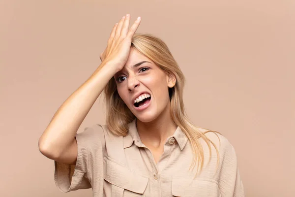 Woman Raising Palm Forehead Thinking Oops Making Stupid Mistake Remembering —  Fotos de Stock