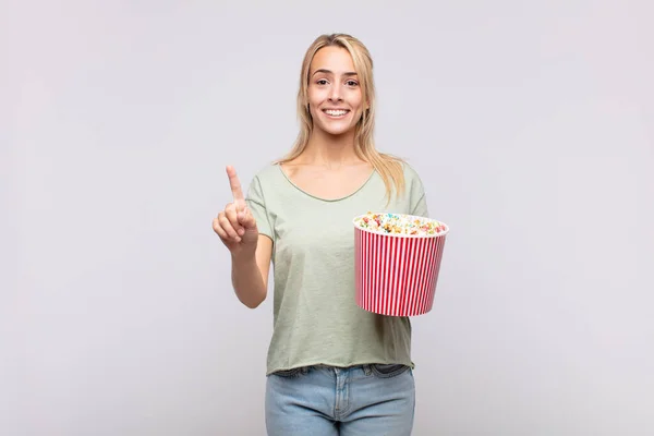 Young Woman Pop Corns Bucket Smiling Looking Friendly Showing Number — Stock Photo, Image