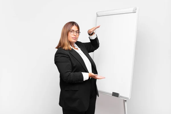 Vrouw Die Een Voorwerp Vasthoudt Met Beide Handen Aan Zijkant — Stockfoto