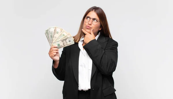 Mujer Joven Con Billetes Pensando Sintiéndose Dudosa Confundida Con Diferentes —  Fotos de Stock