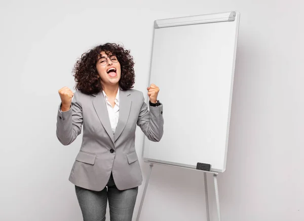 Mulher Sentindo Feliz Surpreso Orgulhoso Gritando Celebrando Sucesso Com Grande — Fotografia de Stock