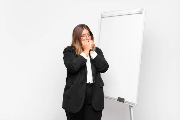 Donna Che Sembra Preoccupata Ansiosa Stressata Spaventata Morde Unghie Cerca — Foto Stock