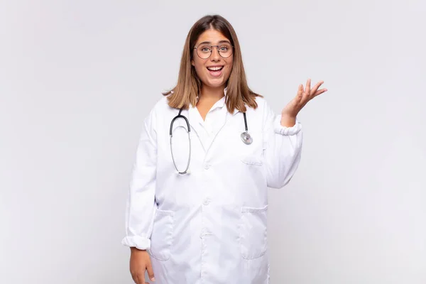 Ung Kvinnlig Läkare Känner Sig Glad Förvånad Och Glad Ler — Stockfoto