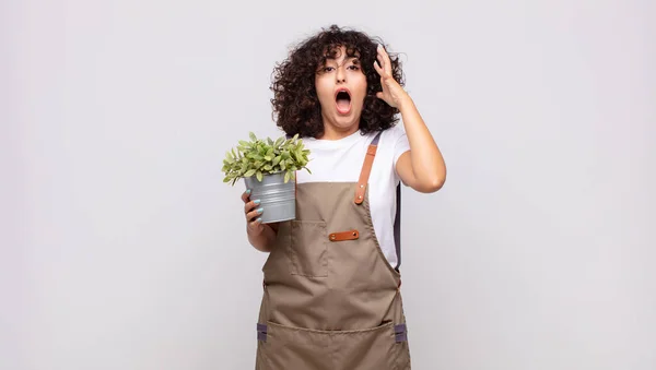 Ung Kvinna Trädgårdsmästare Skriker Med Händerna Upp Luften Känner Sig — Stockfoto