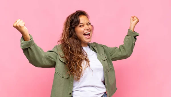 Mujer Gritando Triunfalmente Pareciendo Emocionada Feliz Sorprendida Ganadora Celebrando —  Fotos de Stock