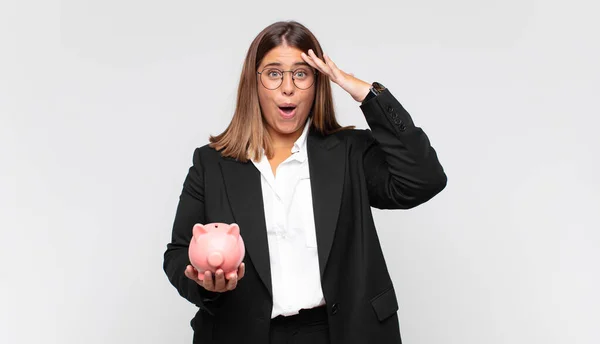 Jovem Mulher Com Banco Porquinho Olhando Feliz Surpreso Surpreso Sorrindo — Fotografia de Stock