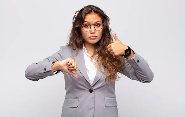 Kvinnlig Känsla Förvirrad Aningslös Och Osäker Viktning Goda Och Dåliga — Stockfoto