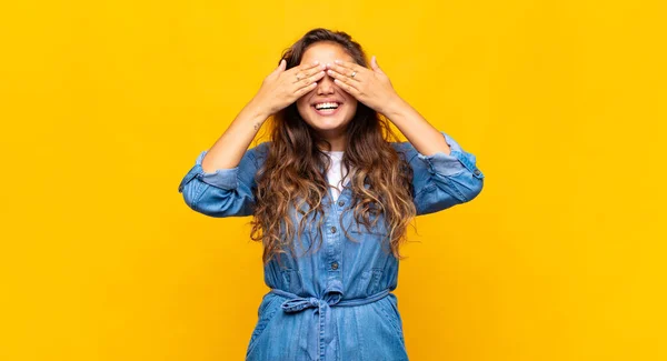 Mulher Sorrindo Sentindo Feliz Cobrindo Olhos Com Duas Mãos Esperando — Fotografia de Stock