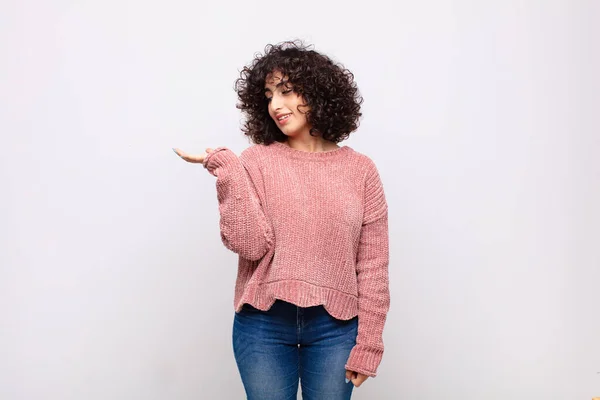 Mulher Sentindo Feliz Sorrindo Casualmente Olhando Para Objeto Conceito Segurado — Fotografia de Stock