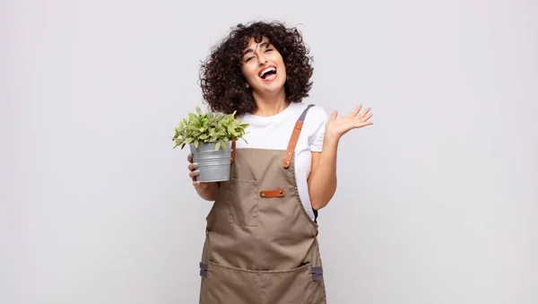 Ung Kvinna Trädgårdsmästare Känner Sig Glad Upphetsad Förvånad Eller Chockad — Stockfoto