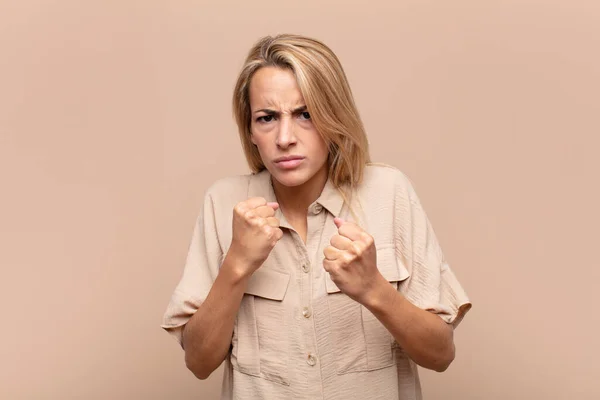 Mulher Confiante Irritada Forte Agressiva Com Punhos Prontos Para Lutar — Fotografia de Stock