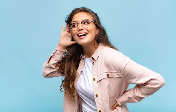 Mujer Sonriendo Mirando Curiosamente Lado Tratando Escuchar Chismes Escuchando Secreto —  Fotos de Stock