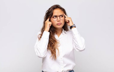 Kadın odaklanmış ve bir fikir üzerinde kafa yoruyor, bir meydan okumaya veya soruna bir çözüm hayal ediyor.