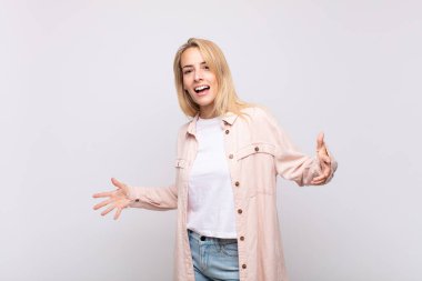 Mutlu, kibirli, gururlu ve kendini beğenmiş bir kadın.