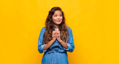 Kadın gururlu, haylaz ve kibirli. Şeytani bir plan yaparken ya da bir numara düşünürken.