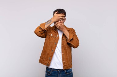  İki elinle kameraya hayır diyerek yüzünü kapatıyorsun! Resimler reddediliyor ya da yasaklanıyor