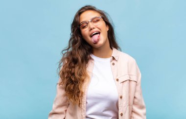 Neşeli, kaygısız, asi tavırlı, şakacı ve dilsiz bir kadın, eğleniyor.