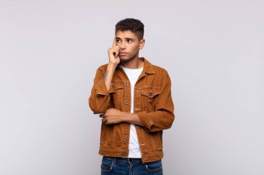  Yoğunlaşmış bir bakışla, şüpheli bir ifadeyle, yukarı ve yana bakarak