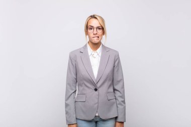 Genç iş kadını şaşkın ve şaşkın görünüyor. Sinirli bir hareketle dudağını ısırıyor. Sorunun cevabını bilmiyor.