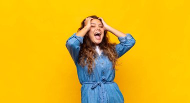 Kadın el ele tutuşuyor, ağzı açık, son derece şanslı, şaşırmış, heyecanlı ve mutlu hissediyor.