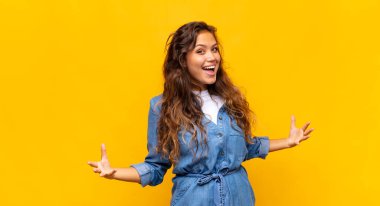 Mutlu, kibirli, gururlu ve kendini beğenmiş bir kadın.