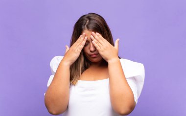 Genç sarışın kadın stresli ve hayal kırıklığına uğramış görünüyor. Baskı altında, baş ağrısı ve sorunlarıyla çalışıyor.