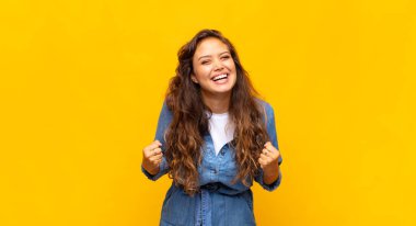 Başarılı bir şekilde bağıran, gülen, mutlu ve heyecanlı bir kadın.