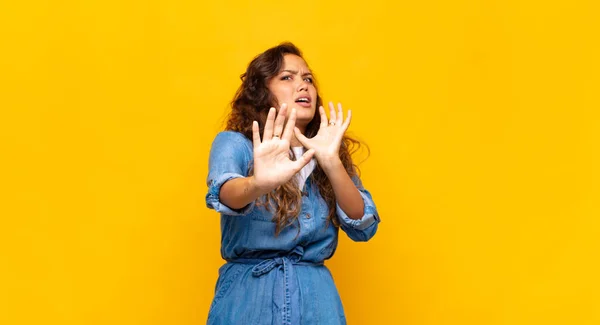 Mujer Aterrorizada Retrocediendo Gritando Horror Pánico Reaccionando Una Pesadilla — Foto de Stock