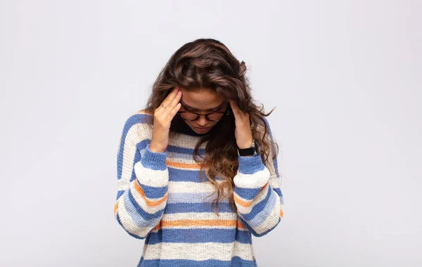 ストレスと不満を感じ頭痛の種でプレッシャーにさらされ問題に悩まされている女性 — ストック写真