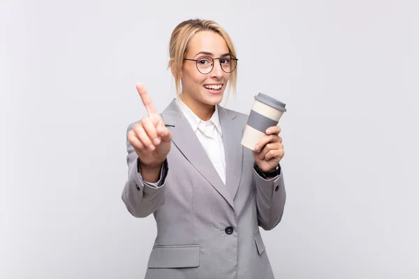 Giovane Bella Donna Bionda Con Caffè Asporto — Foto Stock