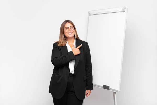 Frau Lächelt Fröhlich Fühlt Sich Glücklich Und Zeigt Zur Seite — Stockfoto