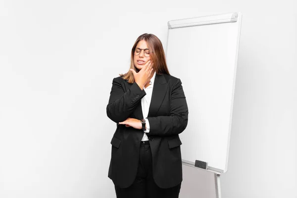 Mulher Segurando Bochecha Sofrendo Dor Dente Dolorosa Sentindo Doente Miserável — Fotografia de Stock