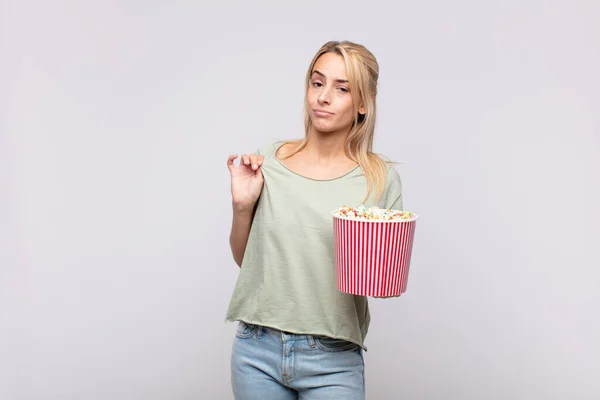 Mujer Joven Con Cubo Granos Pop Buscando Arrogante Exitoso Positivo —  Fotos de Stock