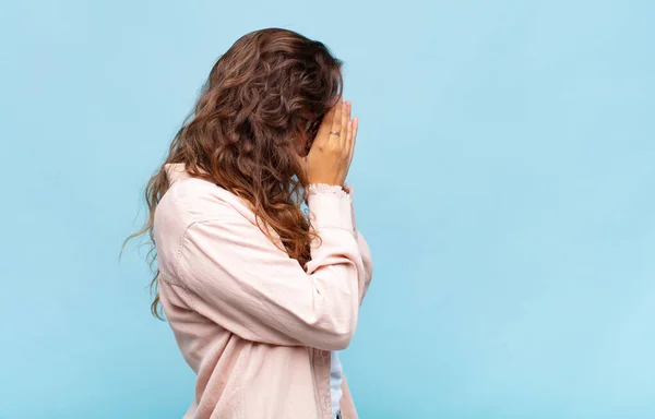 Kvinna Täcka Ögon Med Händer Med Sorgsen Frustrerad Blick Förtvivlan — Stockfoto